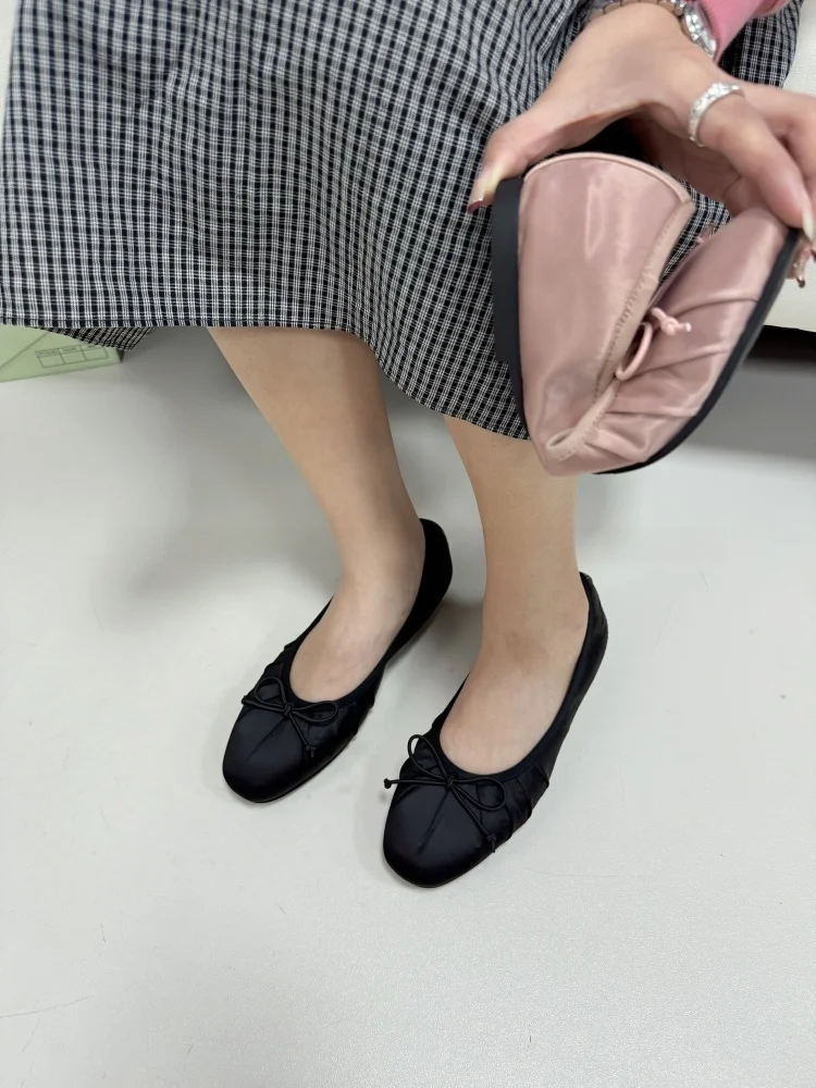 春用バレエシューズ：丸いトゥと甘いリボンが定義する韓式の日常スタイル