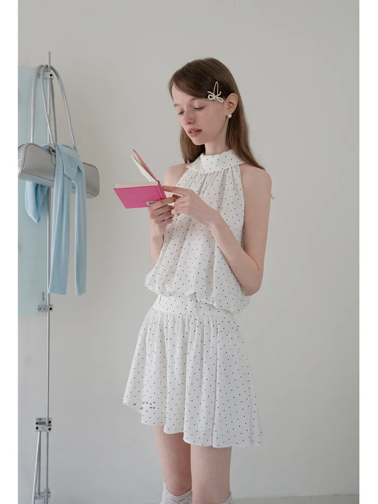 6月後半に着る「きれいな服装」はどうやって選ぶ？——白いドット柄のトップスとチュチュスカートのセットアップが、通勤とリラックスの境目を切り開く