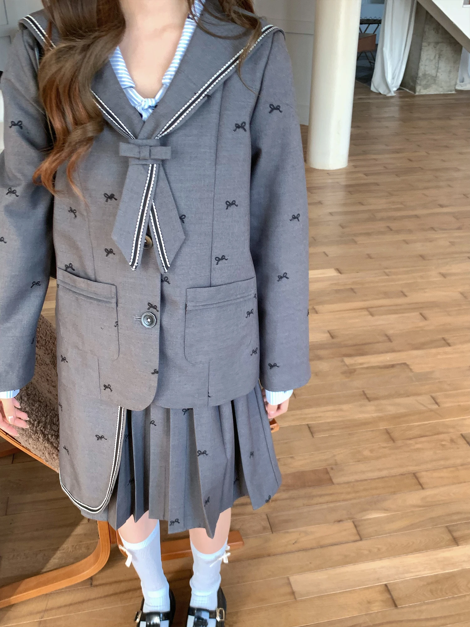 カレッジスタイルの定番アイテムとしてのアッシュ刺繍スーツセット
