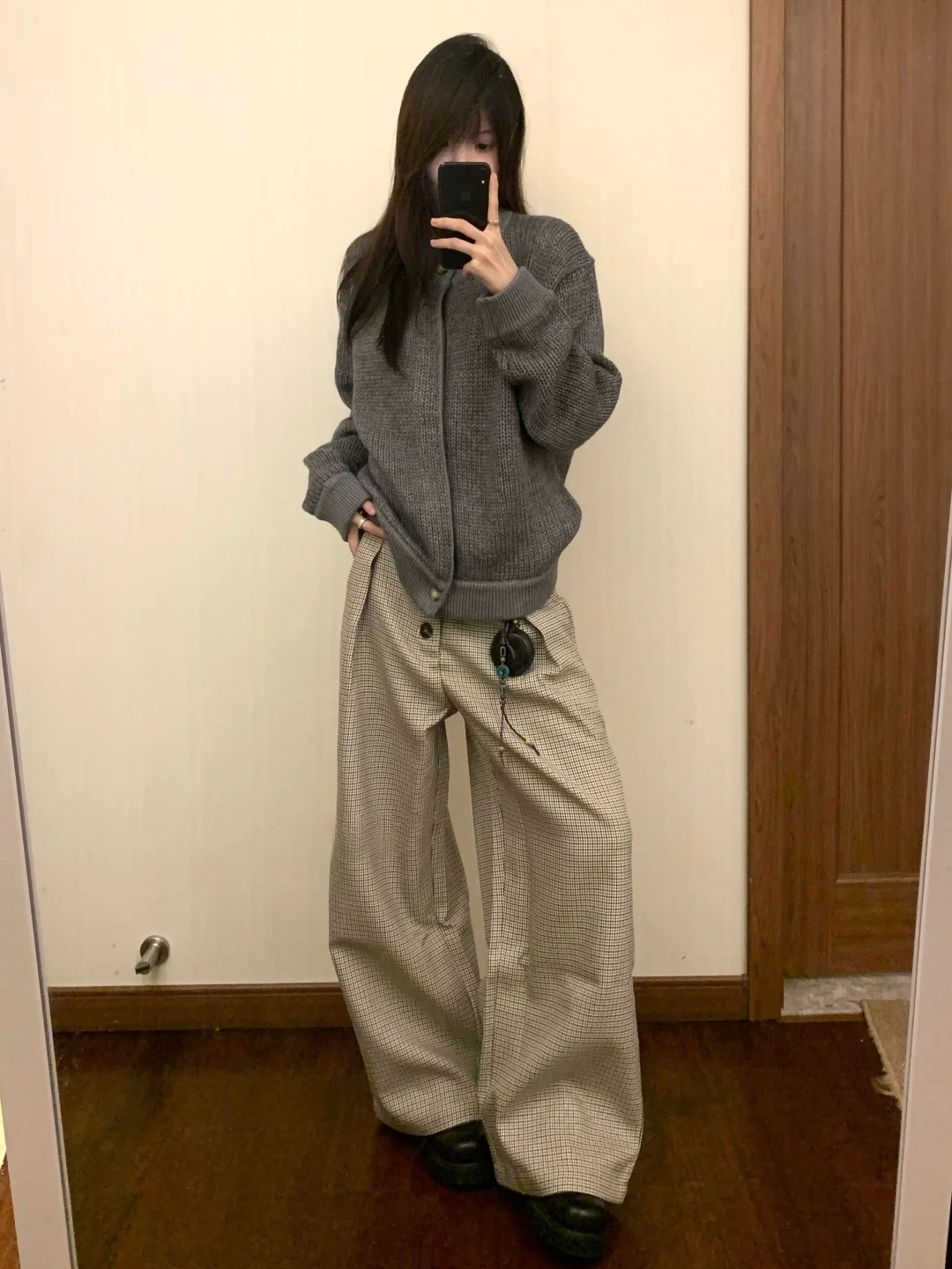 高身長対応 千鳥格子柄 ワイドパンツ：丈の長いデザインが脚のラインを美しく保つ理由