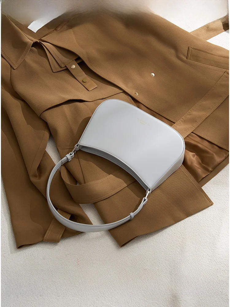 どんな服にも合うショルダーバッグを選ぶなら、ベージュとグリーンのどちらがおすすめ？