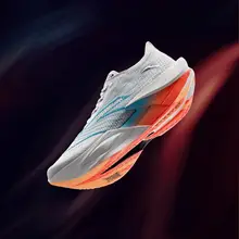 クッション性に優れたランニングシューズ【防滑仕様・カーボンプレート搭載】