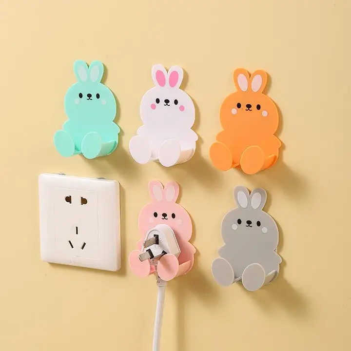 穴あけ不要の壁掛け電源コードホルダー【キッチン用・収納便利・粘着式】