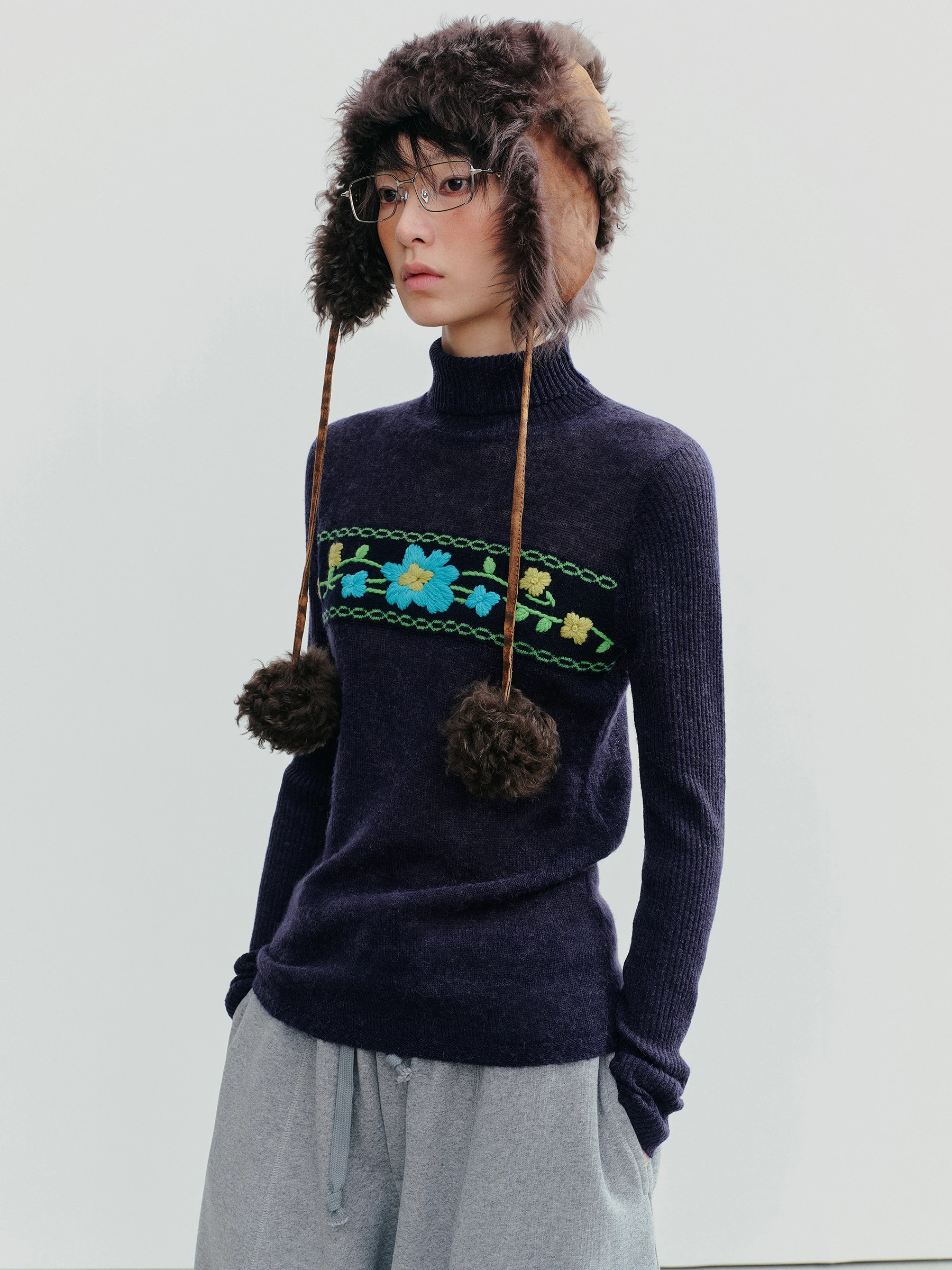 手刺繍デザインのアルパカウールニットプルオーバー：モールニットの特徴と実用性を解説