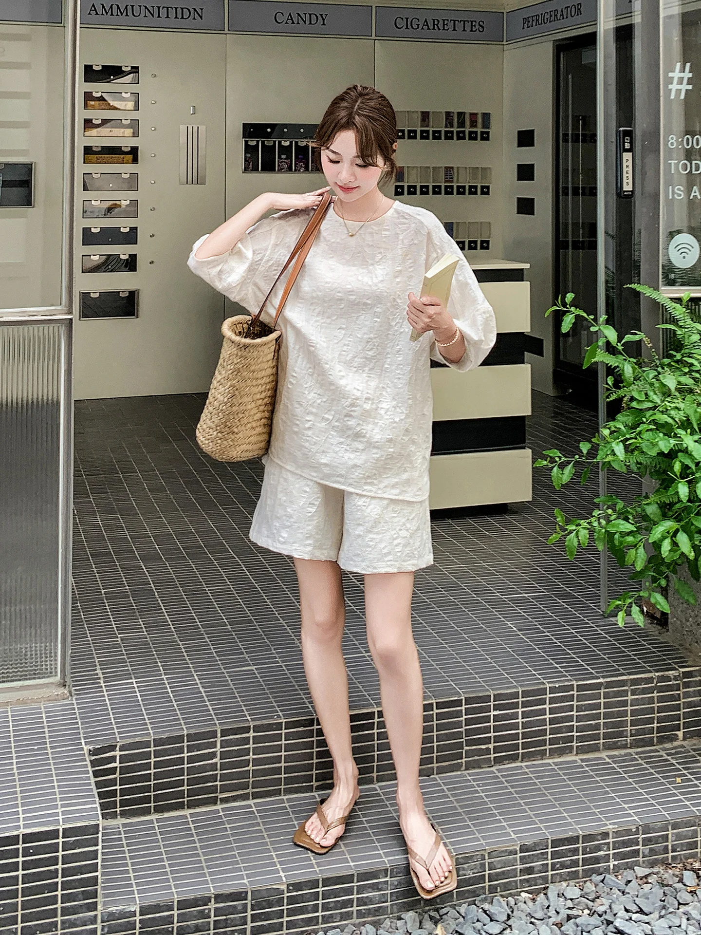 スリッポンと夏のコーデをどう組み合わせる？シンプルさと個性を両立する1つの答え
