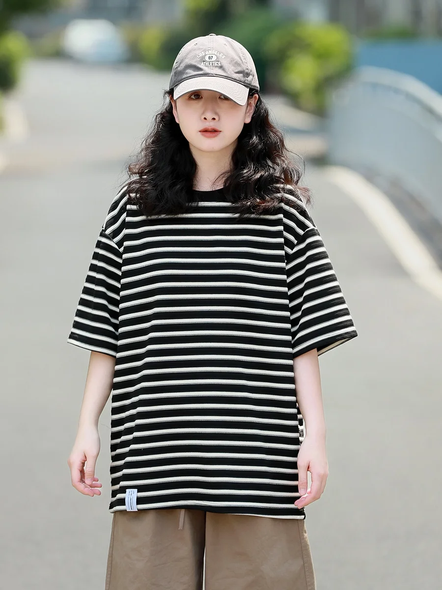 春コーデの基本を徹底解説！肌理感パンツとレトログリーンTシャツのバランス