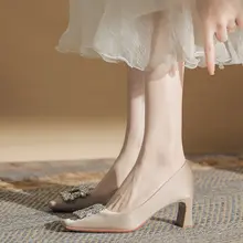 極上の柔らかさ！フラットな角型ストラップとビジュー付きの細めヒールシューズ【ドレスやチーパオにぴったり・エレガントデザイン】（セットアップ対応）