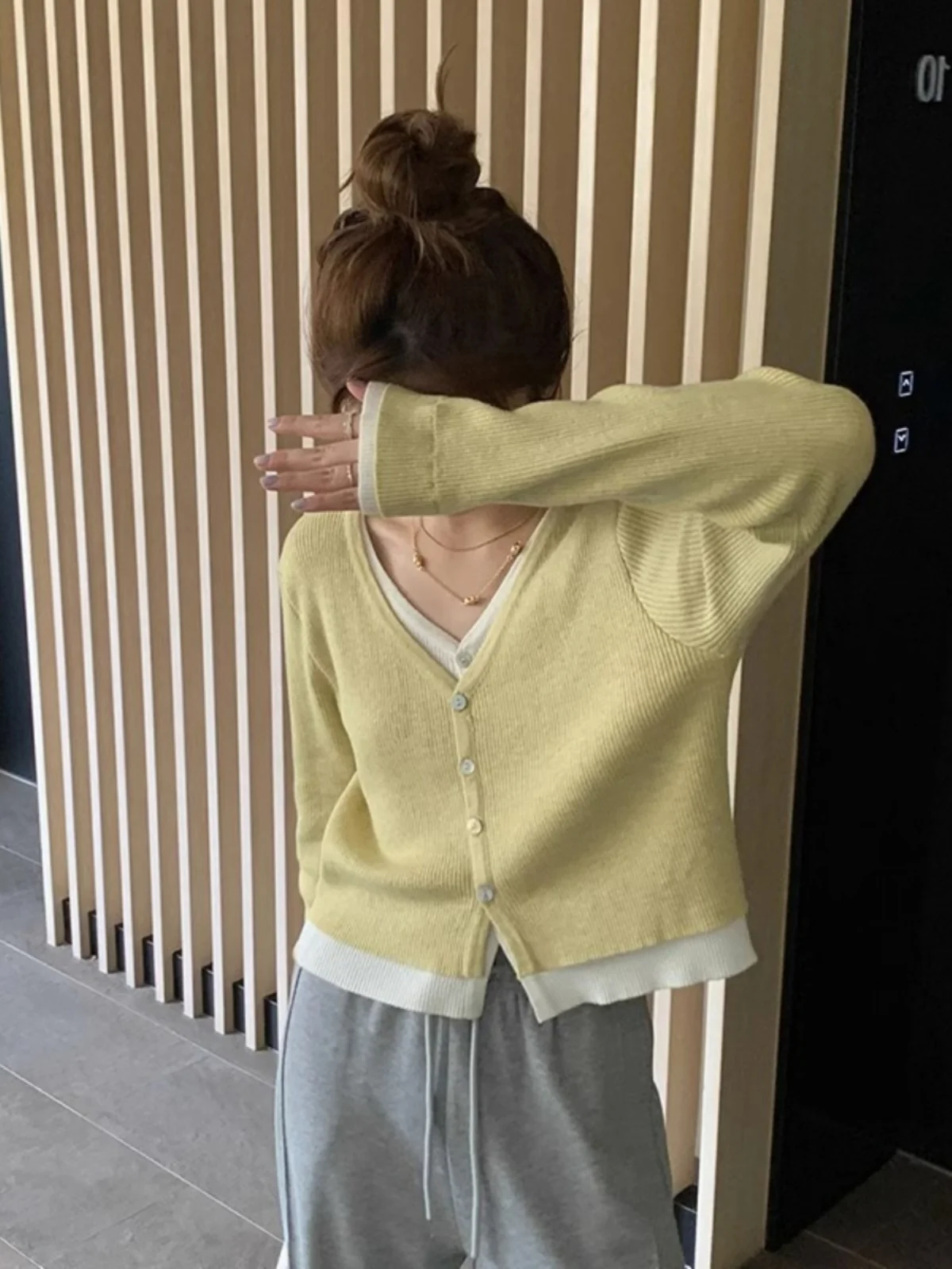 ニットにカーディガンを羽織るとき、どんなアイテムが本当に「着心地」を救うの？