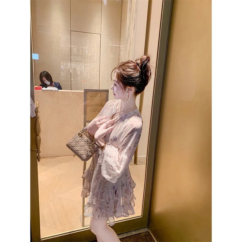 フリル付きの花柄シフォンワンピース【流れるフリンジ・リボン付き】