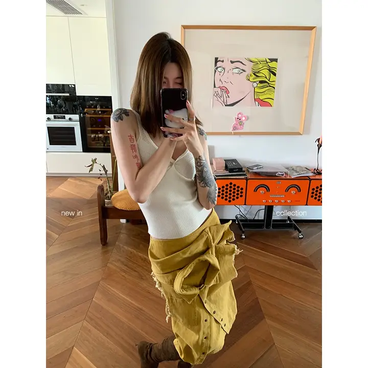 デニム風マチ付きベストシャツと半身スカートの異素材デザイン（セットアップ対応）