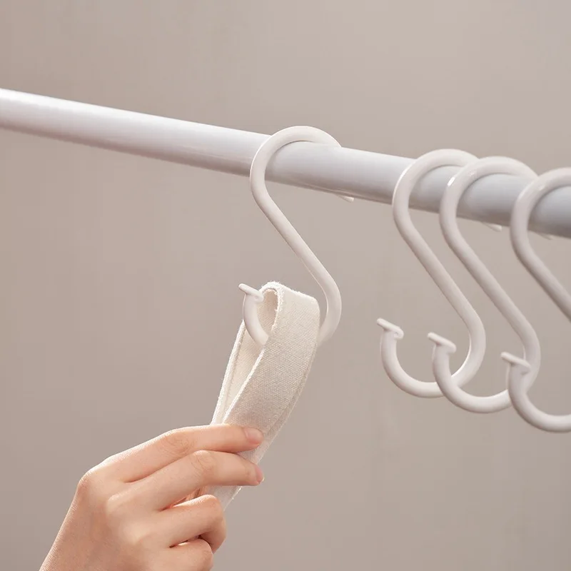 キッチンにS型フックを設置するべき理由は？実際の使い勝手を体感してみた