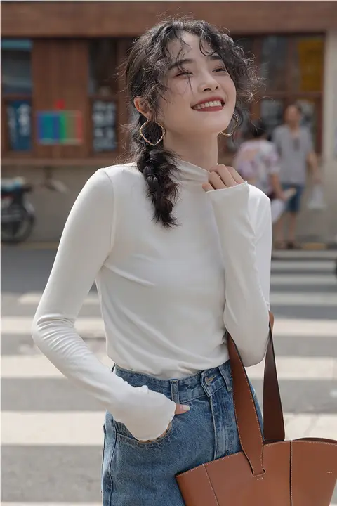白色 ハイネック長袖Tシャツ【女性用・スリムフィット・秋春用・黒のインナーに最適】