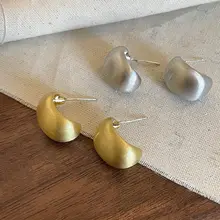 シンプルな金属製ブラッシュ仕上げのイヤリング【軽やかさ・エレガンス・デザイン性】