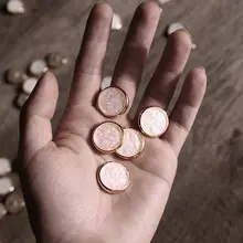 白彩矿石デザインのシャツ【隠しボタン・パール付きカラー・金属装飾】