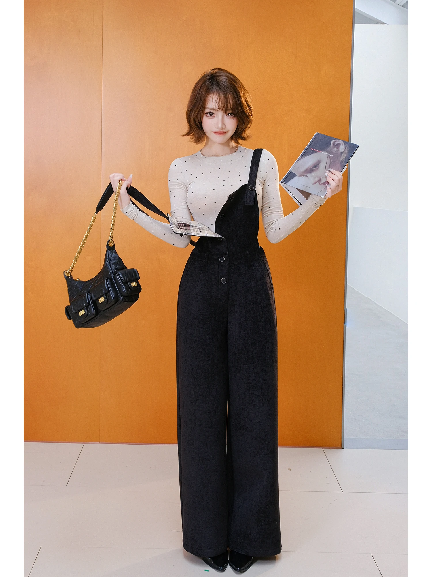 高級感あるドット柄タイトTシャツとハイウエストワイドレッグオールインワンの着こなしと実用性