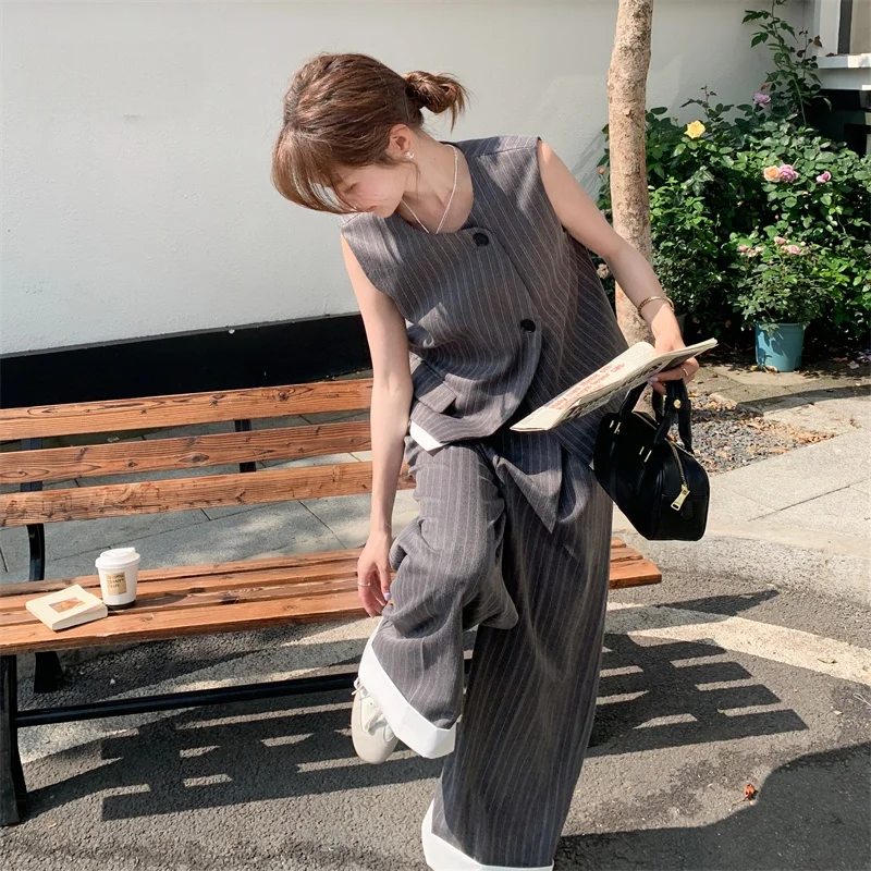 グレーのストライプベストとワイドパンツの夏向けコーディネート（セットアップ対応）