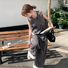 グレーのストライプベストとワイドパンツの夏向けコーディネート（セットアップ対応）