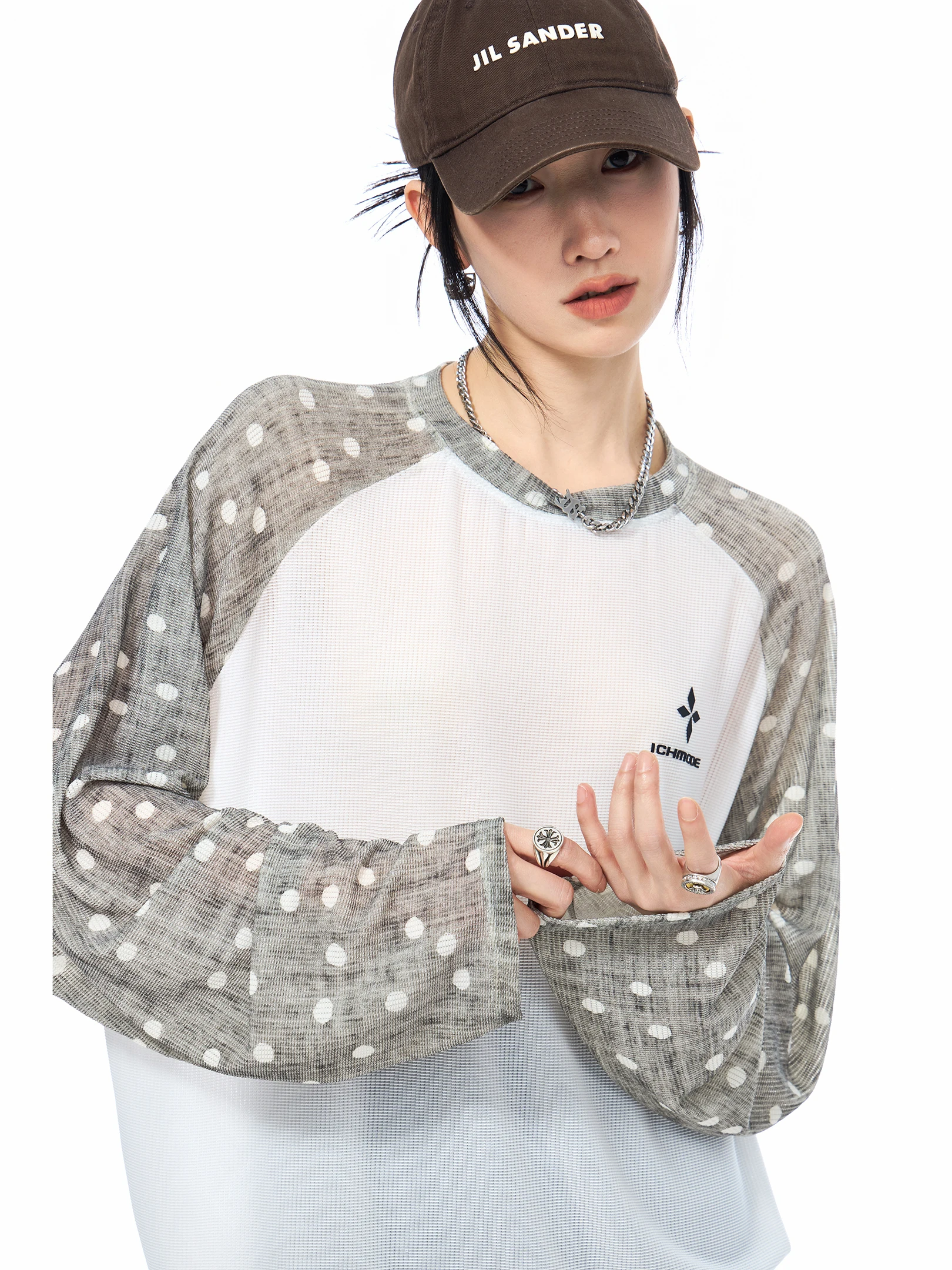 ドット柄の肩掛け長袖UVカットシャツ：モード系ファッションTシャツの夏用実用性とデザイン分析