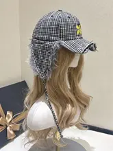 チェック柄の刺繍入りボアキャップ【男女兼用・保温・耳あて付き】