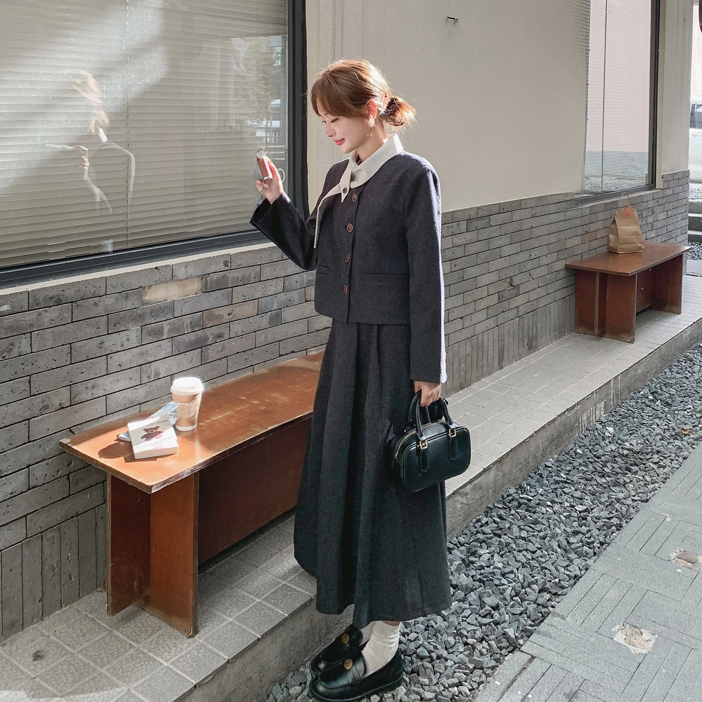 グレーの高級感あふれるジャケット風スカート【カジュアル・秋用・半袖】セットアップ対応：トレンドフェミニンの定義を実際の着用で解明