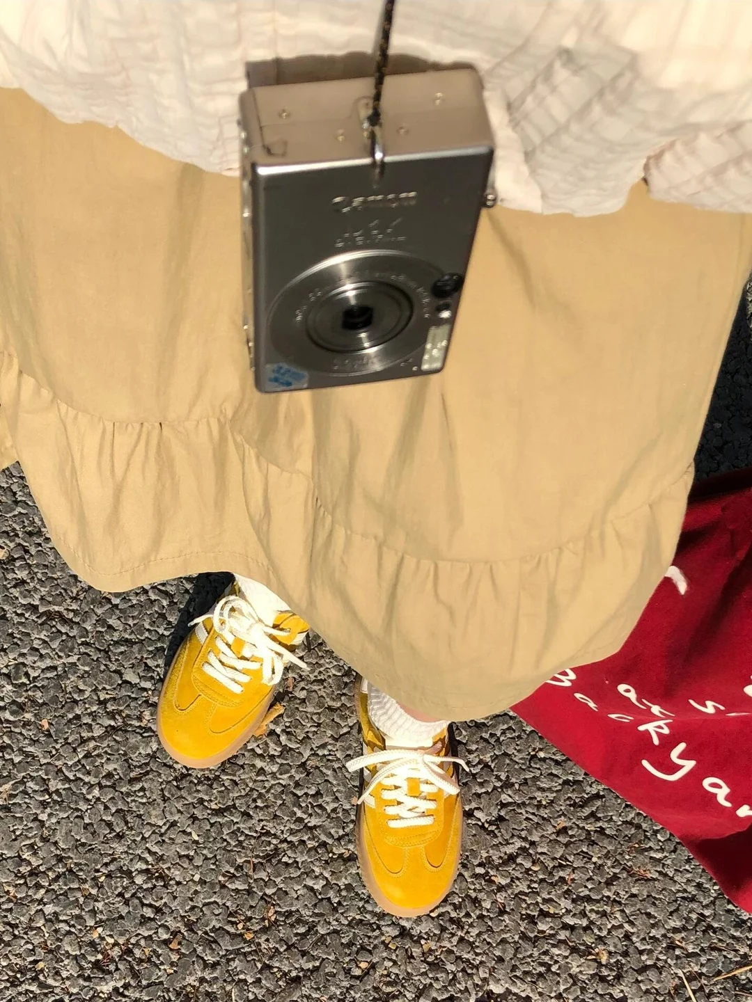 カジュアルカーキ色のハイウエストAラインスカート：お出かけ服装の定番としての実用性とデザインバランス