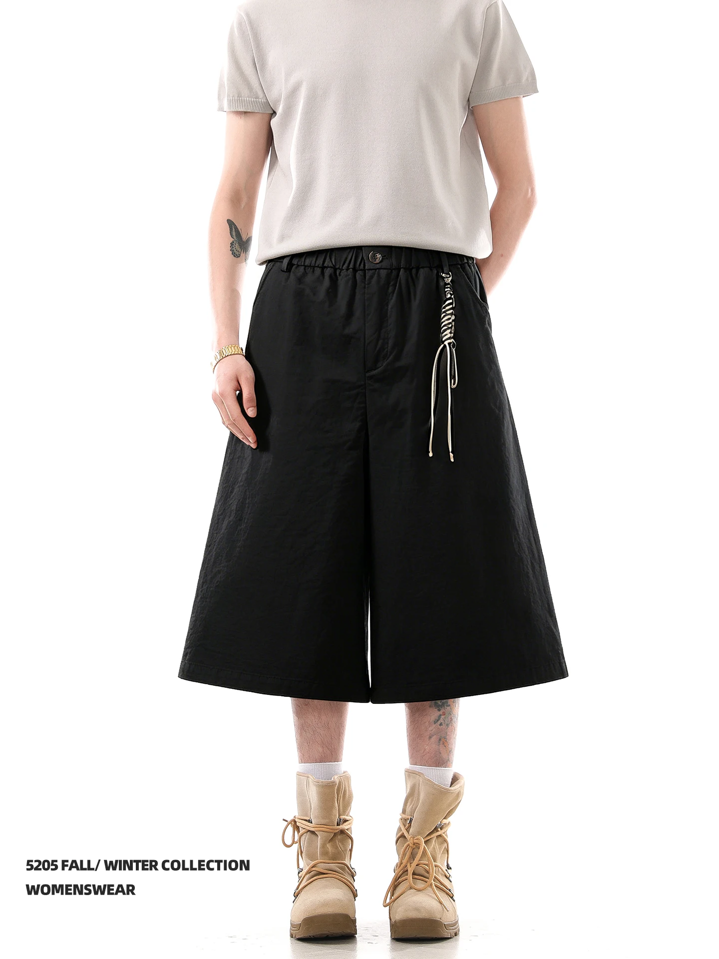 柄シャツとズボンを組み合わせるなら、この1着が今、最もリアルな日常を創り出している？