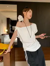 白色の斜め肩タ knotデザイン半袖Tシャツ【夏用・ルーズフィット・オフショルダー】