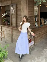 可愛らしい白いフリル袖トップスとストレートスカートの春向けコーディネート（セットアップ対応）