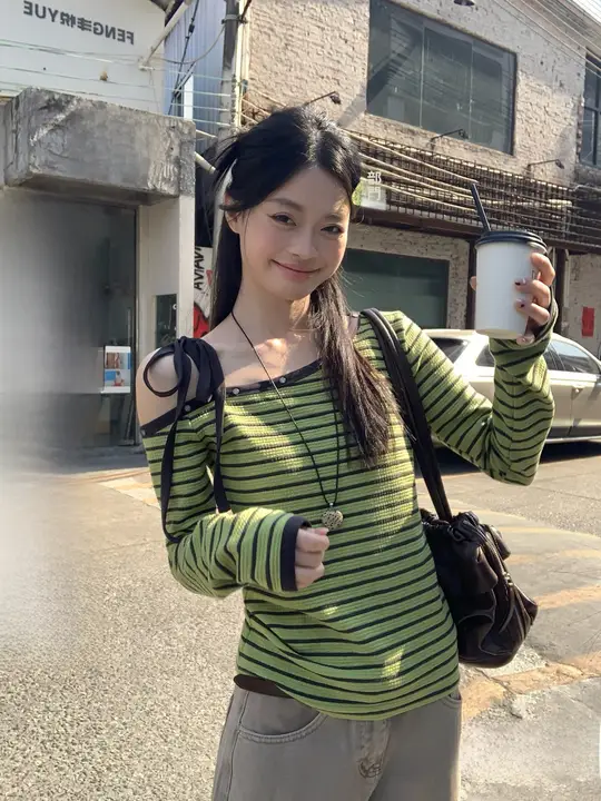 アボカドグリーンストライプワンショルダー長袖Tシャツ【女性用・スリムフィット・春用・リベット付き】