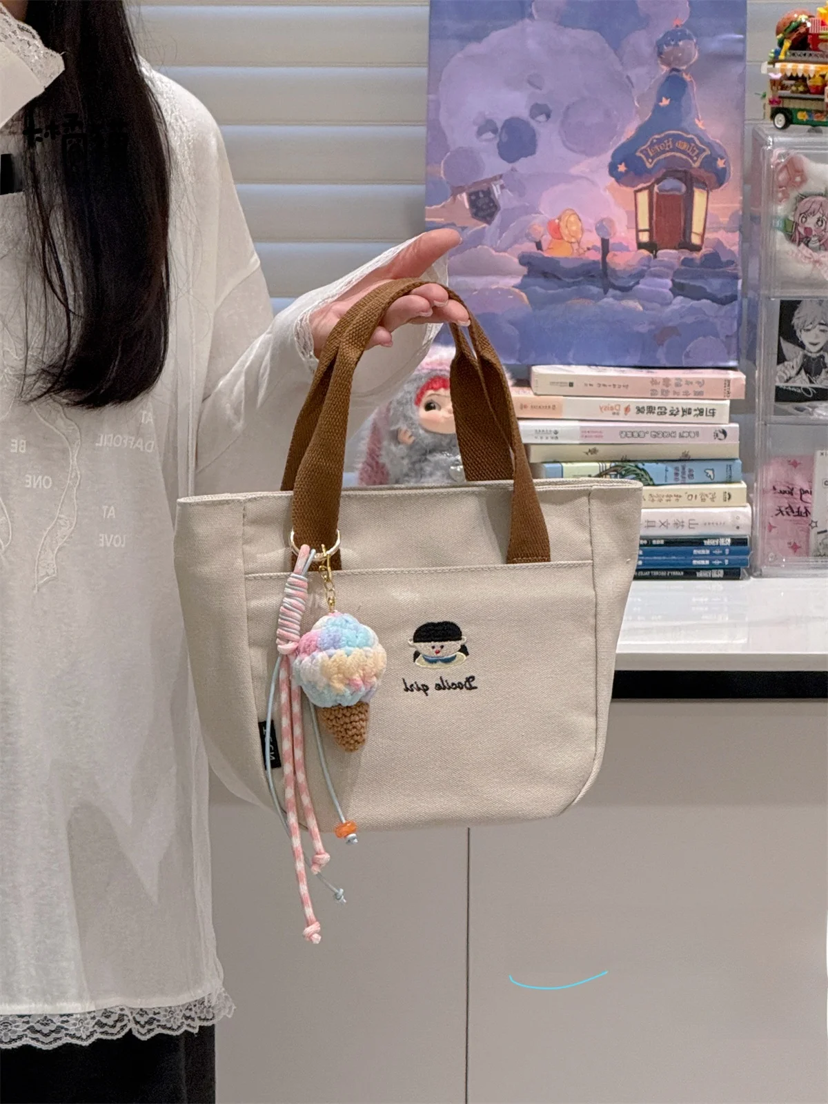 刺繍入りかわいい女の子デザインのトートバッグ：厚手キャンバスで通勤・学生に最適な実用性を実証