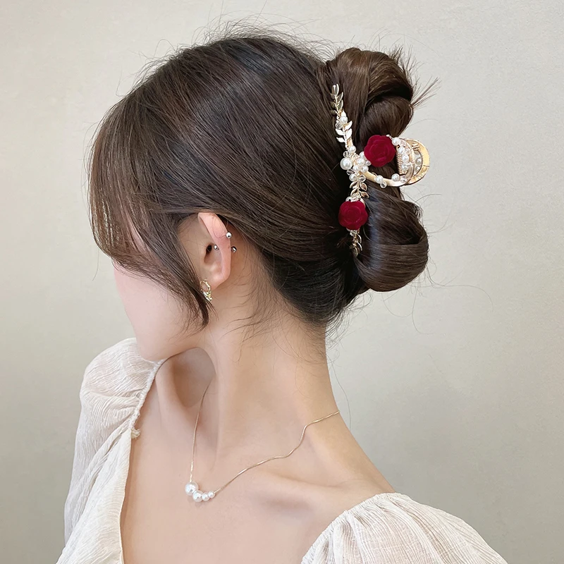 高級感あるメタルヘアクリップ：大型シャーククリップの実用性と使い勝手