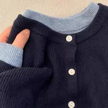 優雅なデザインの赤いカーディガン【極上の柔らかさ・秋冬用・ダウンスタイル】