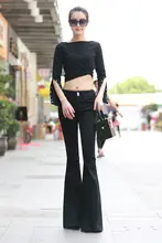 高腰の黒色フィットデニムフレアパンツ【長めのデザイン・タイトシルエット】（セットアップ対応）
