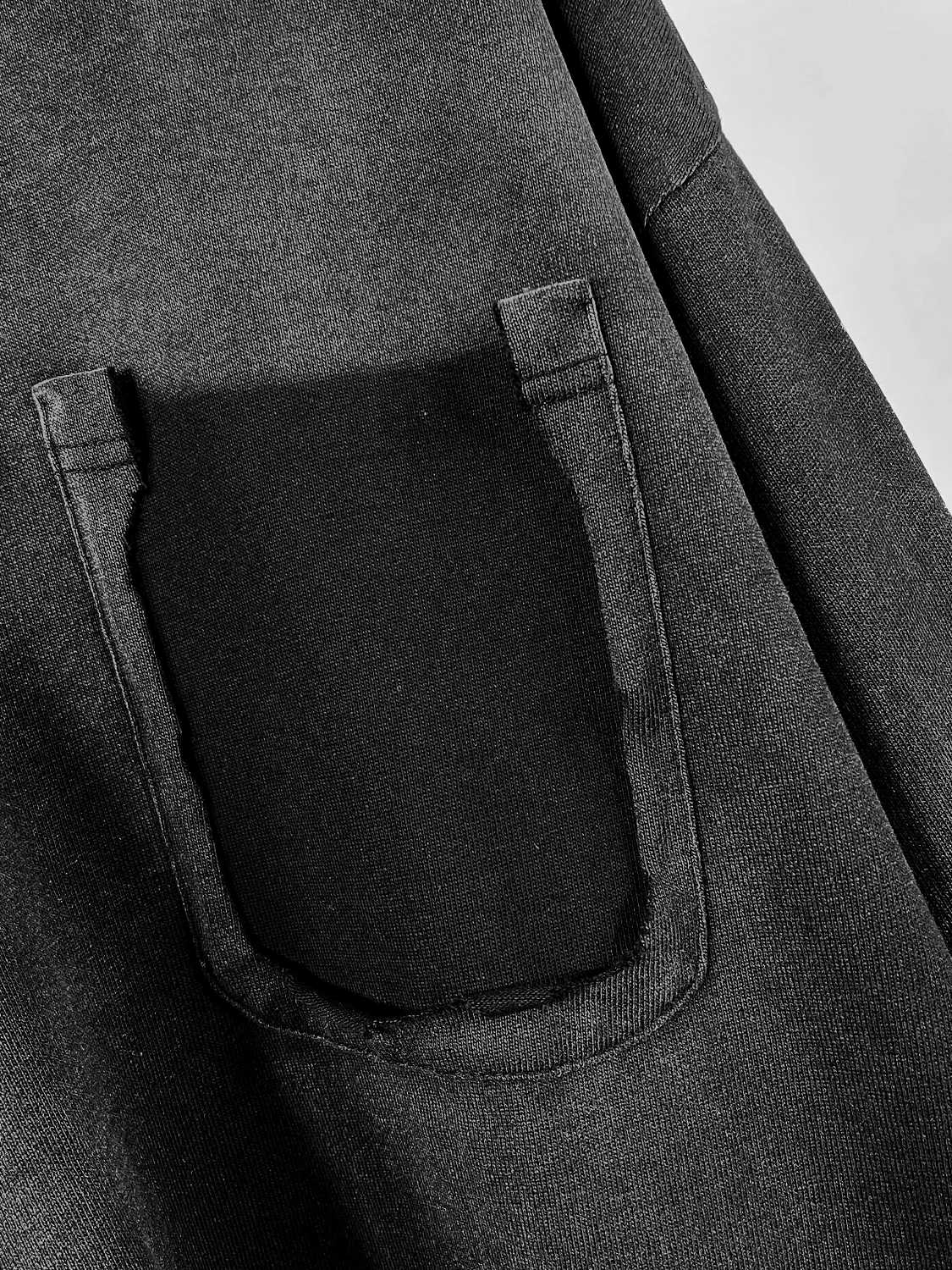 黒Tシャツが色褪せするのを防ぐには？Artiemasterのダメージ加工長袖Tシャツが解決する理由