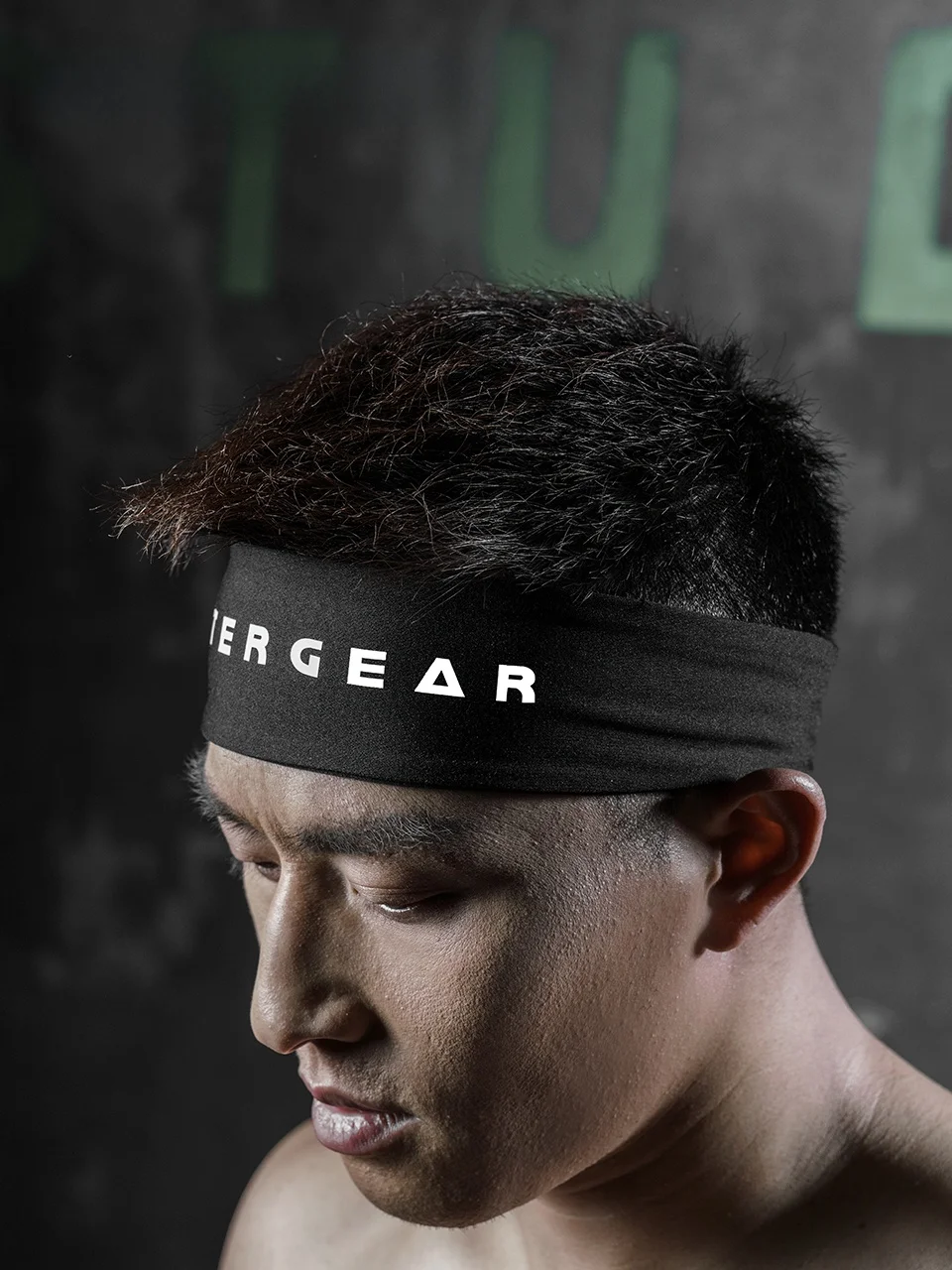 首の後ろに汗をかく女性に効果的なヘッドバンドはFitterGearのミストブルーが最適