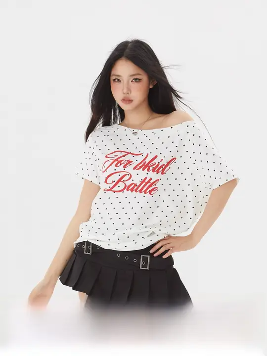 ドット柄のオフショルダー短袖Tシャツ【アメリカンビンテージ・体型カバー・ショート丈】
