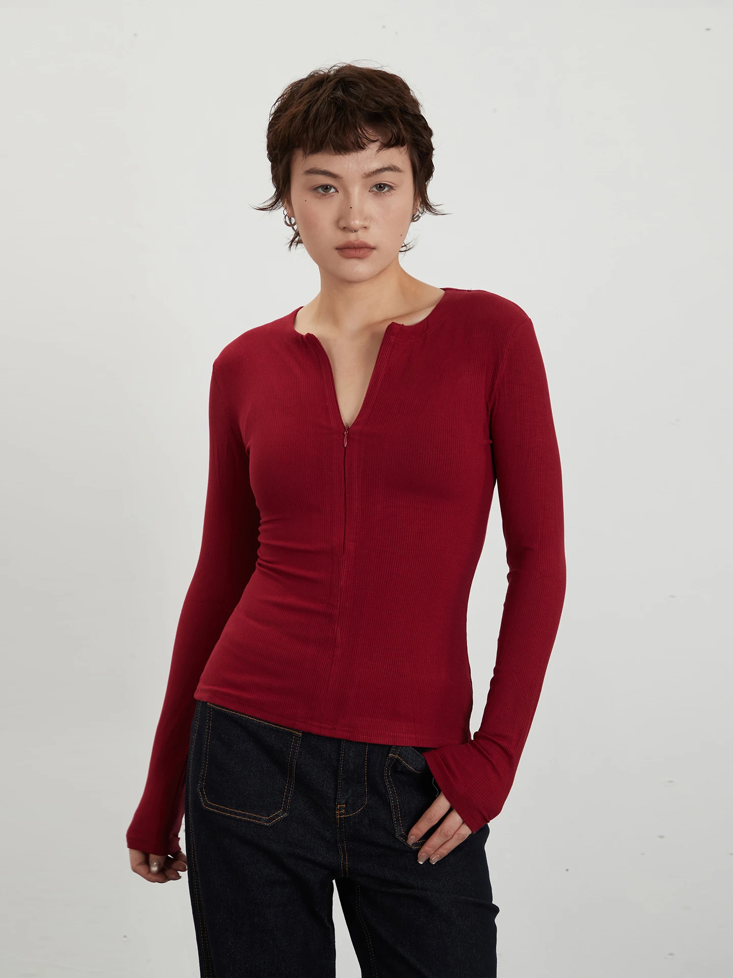 2026年トレンドファッションで悩む30代女性に、今こそ選ぶべき「デザイン半ジップ長袖Tシャツ」は？