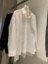 刺繍デザインの長袖ブ�ラウス【白・フラワーレース・ゆったりしたシルエット・春夏用】