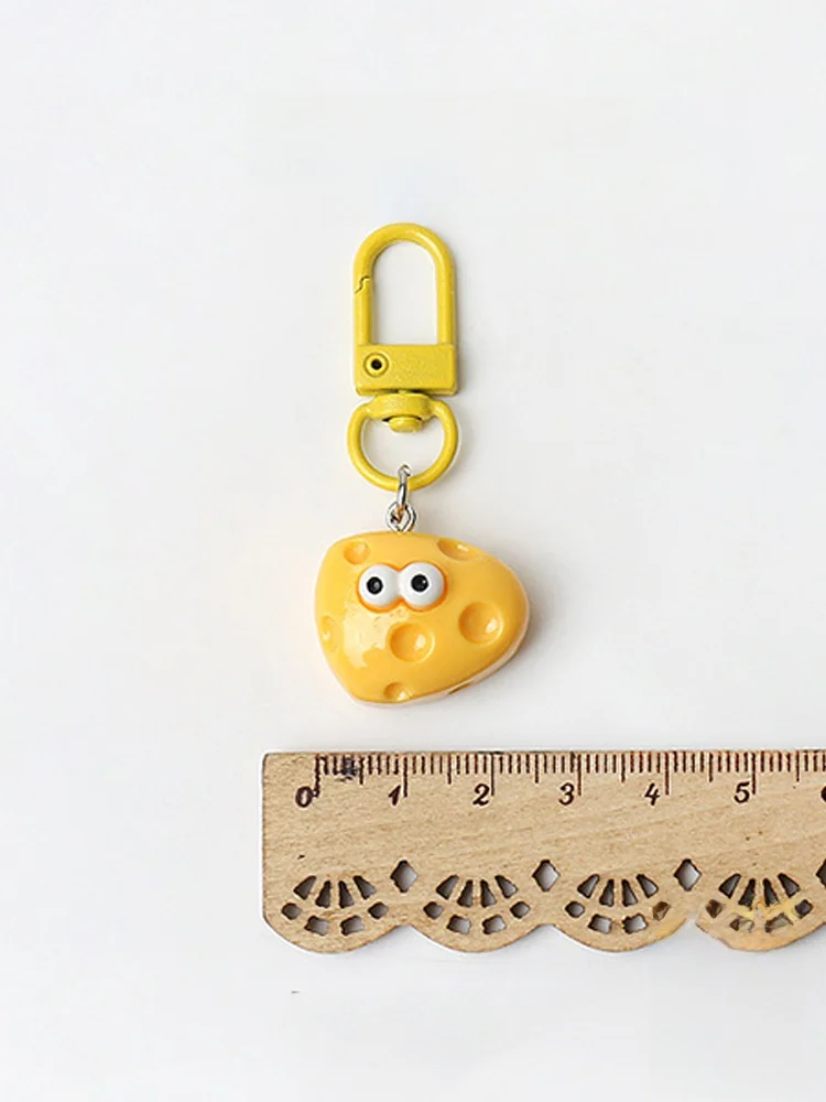 カバンにつけるキーホルダーのユニークデザイン：立体大眼チーズ型グリーンモデルの実用性と耐久性解析