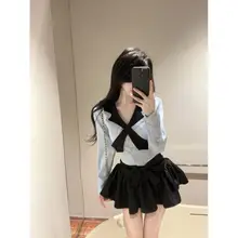 デザイン性のあるカラーブロック長袖シャツとハイウエストAラインスカート