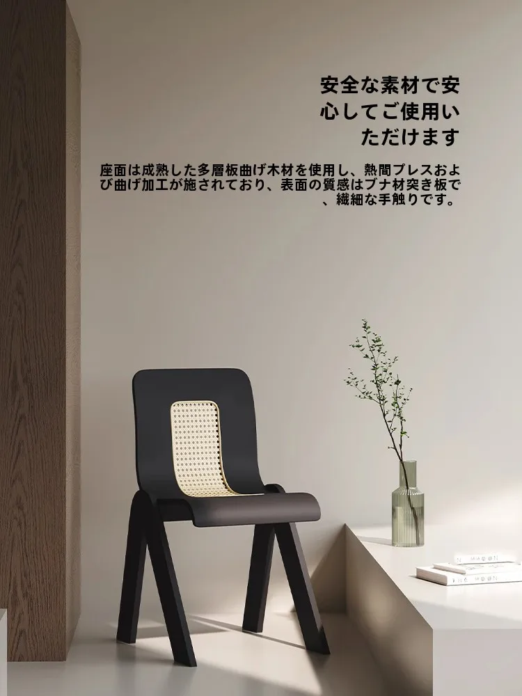 ラタン編みの北欧風ダイニングチェア：狭い空間でもおしゃれにコーディネート