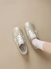 シルバーのフラットシューズ【通勤用・軽量・快適】