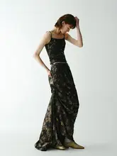 華やかなデザインの金色吊りストラップトップス【レトロスタイル・ボディフィット・リブ仕様】