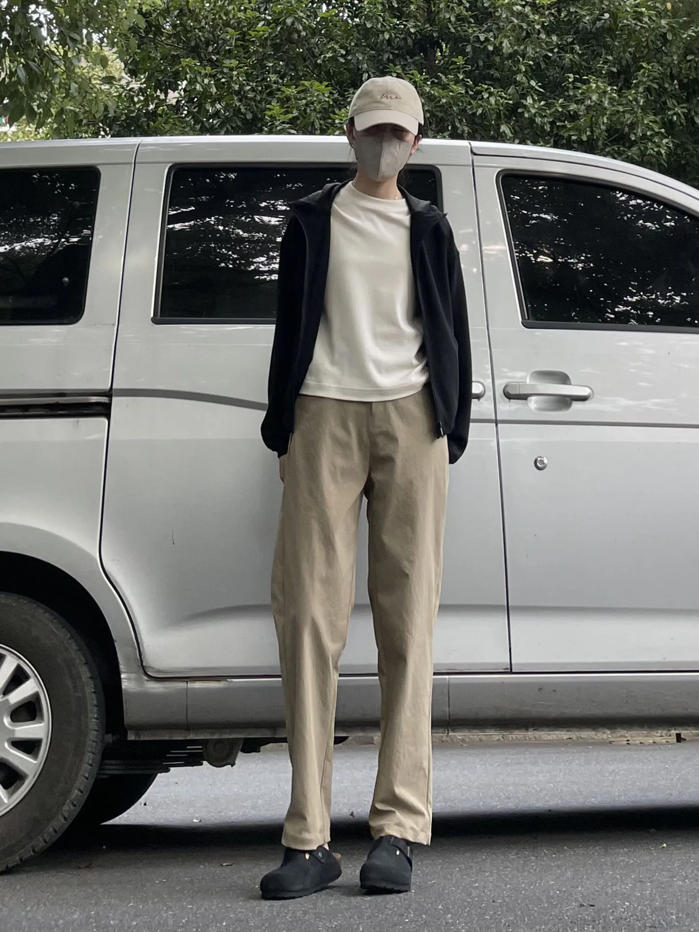 カーキ色パンツの春コーデ：左手日记の細身ロングパンツが実用性をどう支えるか