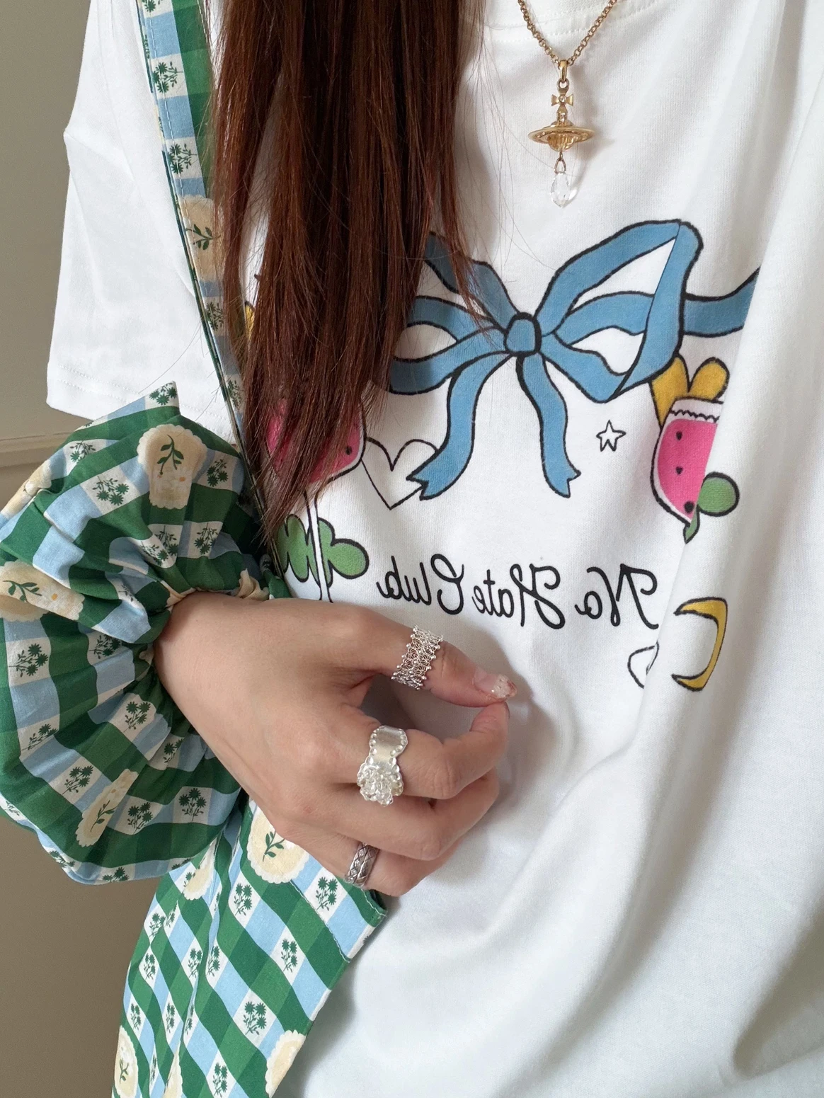 天使のリボンデザイン 綿100% Tシャツ：ワンポイント刺繍の男女共通スタイルとは