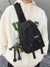 帆布製のスポーツショルダーバッグ【カジュアル・機能的デザイン】