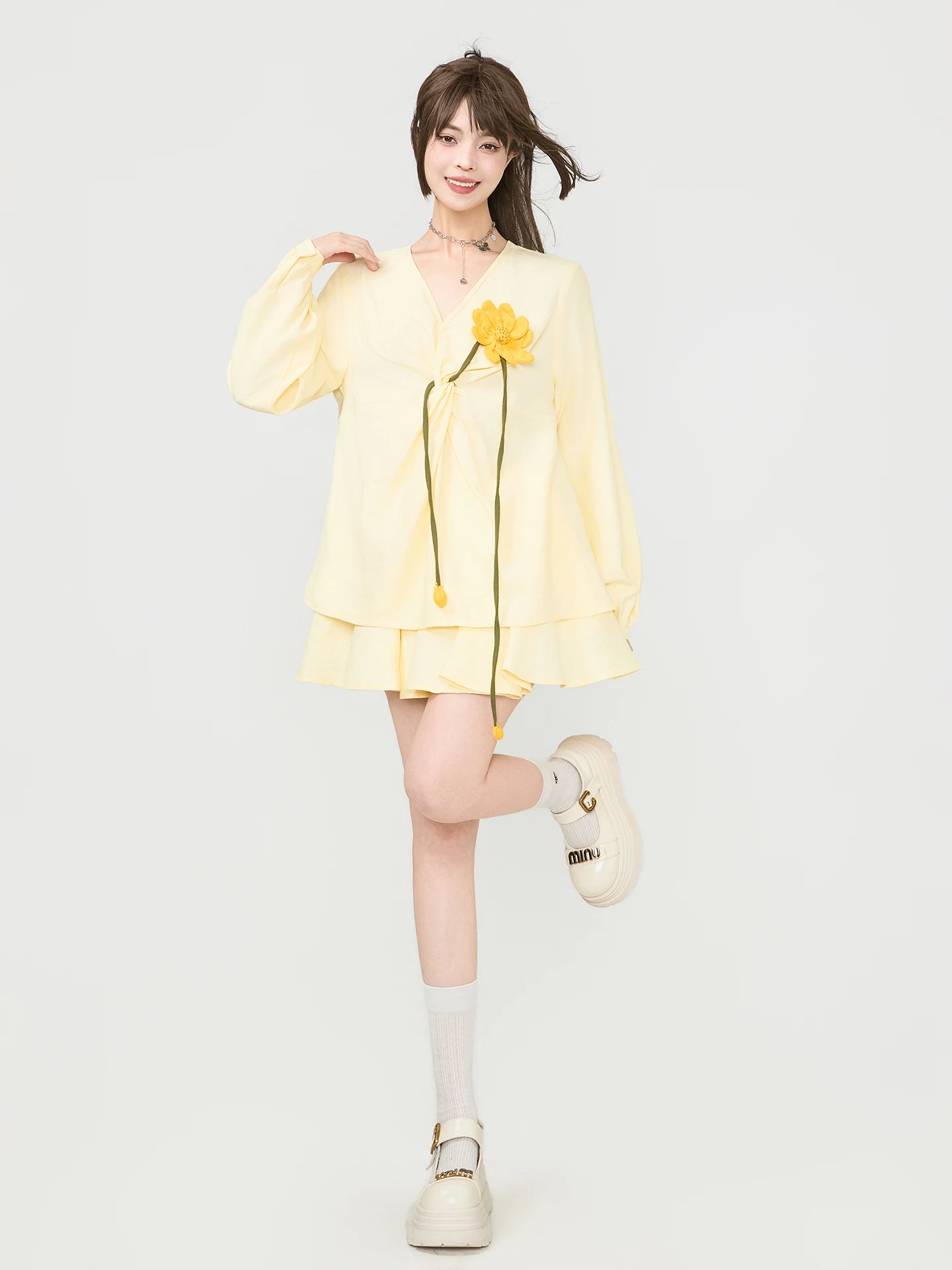 明るい服を選ぶときに迷うなら、このイエローのセットアップが救う