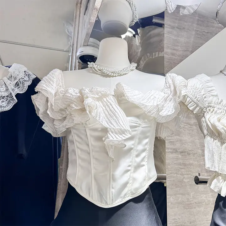 一字肩デザインのレースアップトップス【ショート丈・フリル付き・夏用・女性】