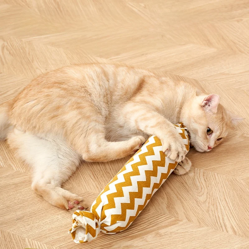 猫缶クッキーと似た「おもちゃ型クッション」は、本当に猫に合うの？