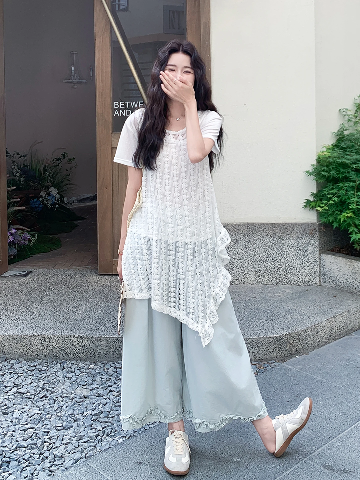 清楚な夏のコーディネート：不規則なレースブラウスとフレアパンツのセットアップ対応スタイル